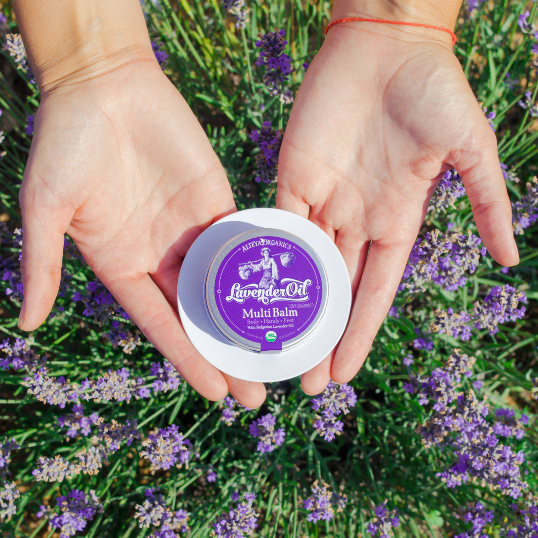Erityisen hoitava, kosteuttava ja tasapainottava laventeliöljyä sisältävä Alteya Organics Lavender Oil Multi Balm -monitoimivoide kuivalle iholle.