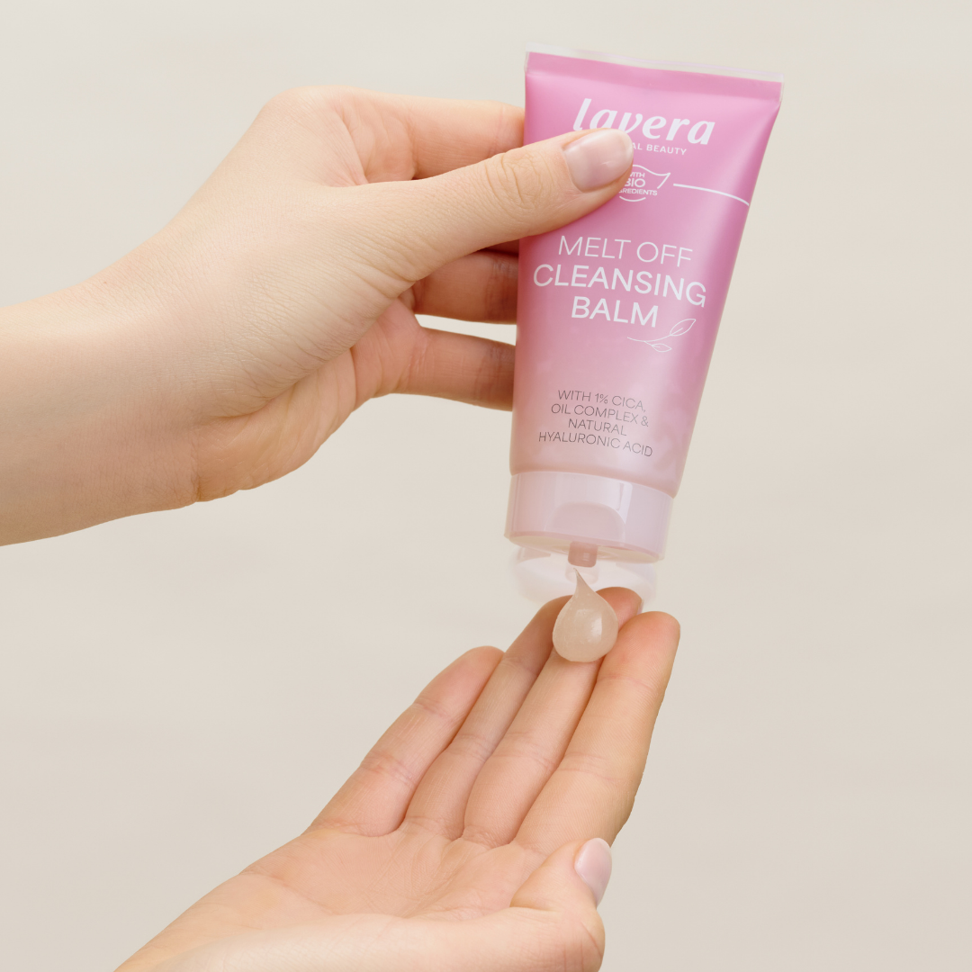 Lavera Melt Off Cleansing Balm -puhdistusbalmi sulattaa kasvoilta tehokkaasti meikin, aurinkovoiteen ja päivän aikana kertyneet epäpuhtaudet jättäen ihon pehmeän ja ravitun tuntuiseksi.