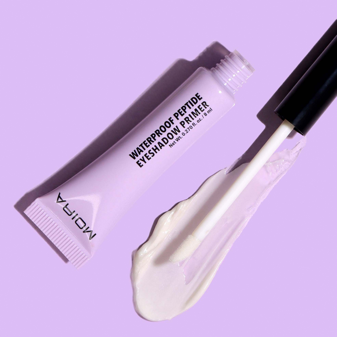 Äärimmäisen kevyt ja väritön MOIRA Waterproof Peptide Eyeshadow Primer - Silmämeikin pohjustusaine luo luomille sileän ja pitkäkestoisen pohjan, joka parantaa silmämeikin sävyjen intensiivisyyttä ja pysyvyyttä.