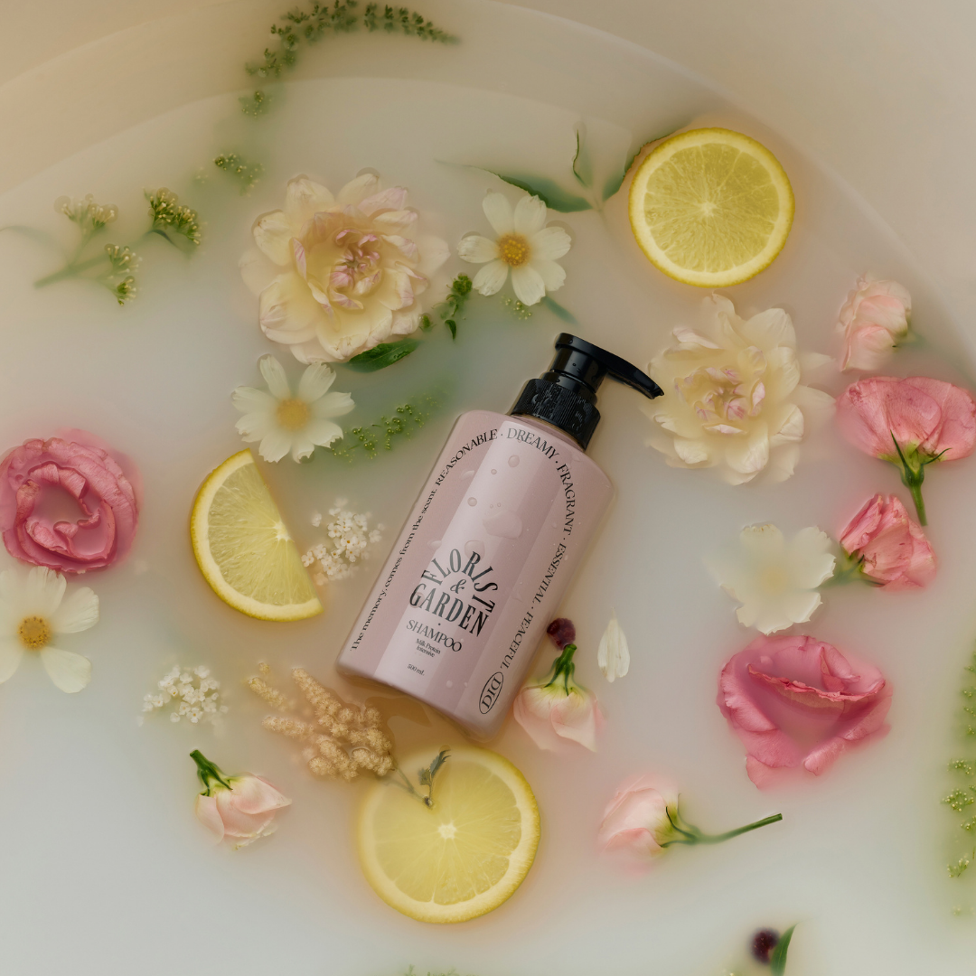 Ylellinen kuiville ja vaurioituneille hiuksille tarkoitettu odiD Milk Protein Intensive Shampoo ravitsee ja kosteuttaa hiuksia tuoden samalla mukanaan pehmeän kukkien ja punaisten marjojen tuoksun.