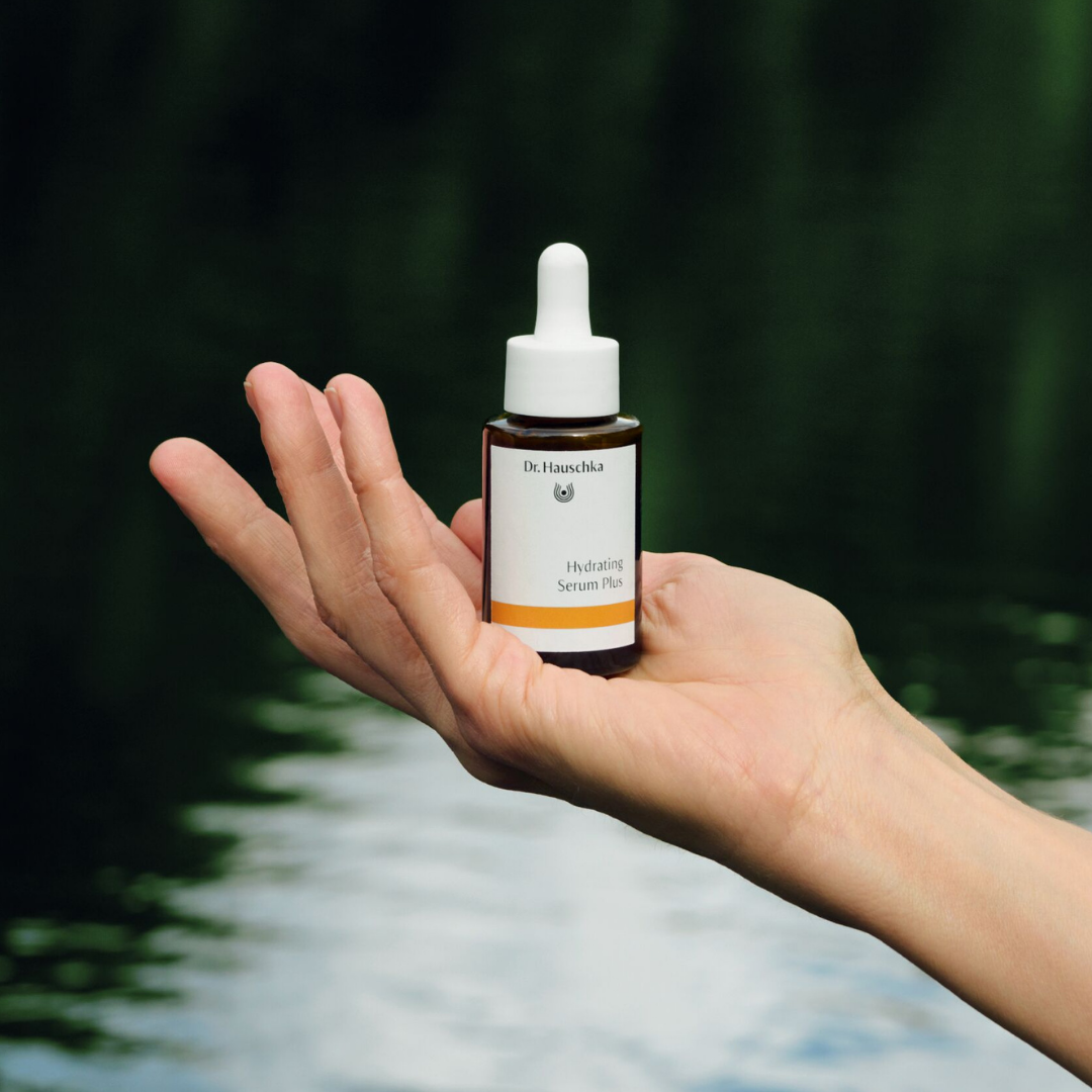Dr. Hauschka Hydrating Serum Plus -seerumi sopii kaikille ihotyypeille, myös rasvoittuvalle ja herkälle iholle sekä sekaiholle.