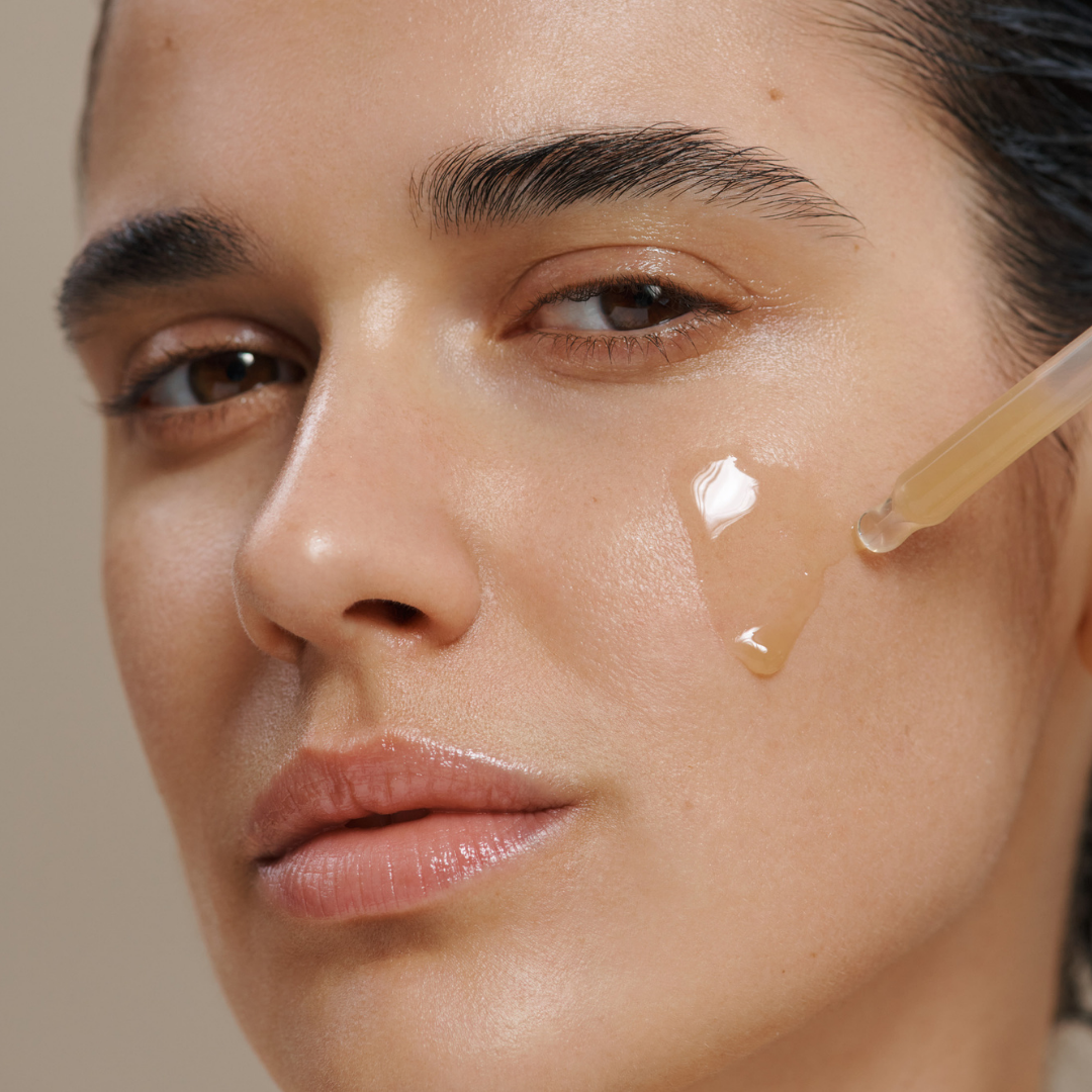 Intensiivisesti kosteuttava ja antioksidanttinen Dr. Hauschka Hydrating Serum Plus -seerumi.