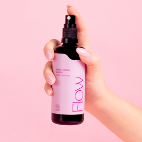 Tarjoa ihollesi luonnollista tehokosteutusta, rauhoittavaa hoivaa ja antioksidanttista suojaa luonnonkosmetiikkasertifioidulla Flow Cosmetics Rose Floral Water -luomuruusuvedellä!