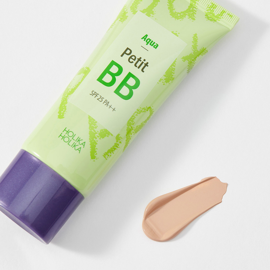 Holika Holika Petit BB Aqua SPF 25 on herkälle, kosteusköyhälle ja sekaiholle kehitetty BB-voide, joka yhdistää kevyen peittävyyden, kosteutuksen ja aurinkosuojan samaan tuotteeseen.