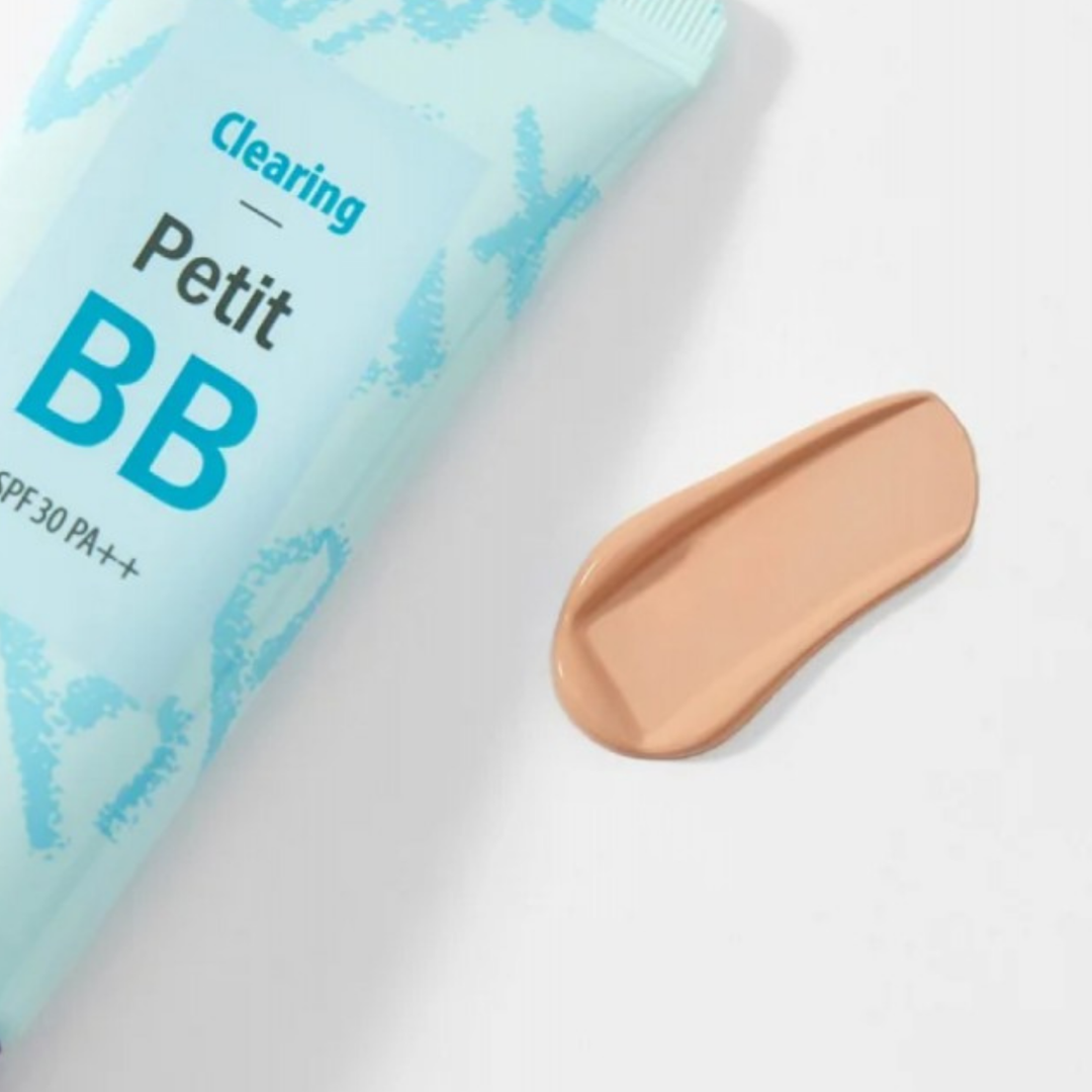 Holika Holika Petit BB Clearing SPF 30 on rasvoittuvalle, sekaiholle ja epäpuhtauksiin taipuvaiselle iholle kehitetty BB-voide, joka yhdistää meikin, ihonhoidon ja aurinkosuojan samaan tuotteeseen.