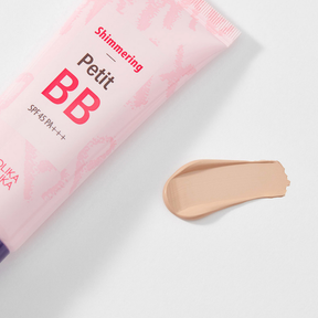 Holika Holika Petit BB Shimmering SPF 45 on heleyttävä BB-voide, joka yhdistää kevyen meikkipohjan, kosteutuksen ja korkean aurinkosuojan samaan tuotteeseen.