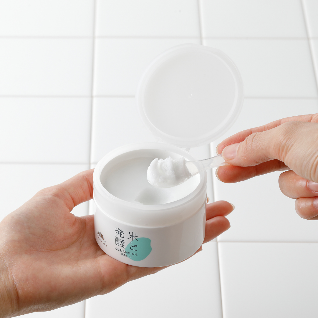 Kiku-Masamune Sake Cleansing Balm -puhdistusbalmi sulaa iholla pehmeäksi öljymäiseksi koostumukseksi ja poistaa tehokkaasti meikin, epäpuhtaudet ja ylimääräisen talin.
