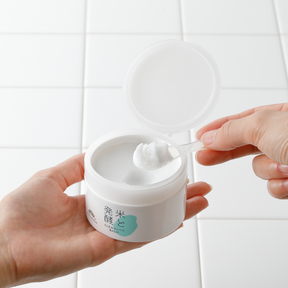 Kiku-Masamune Sake Cleansing Balm -puhdistusbalmi sulaa iholla pehmeäksi öljymäiseksi koostumukseksi ja poistaa tehokkaasti meikin, epäpuhtaudet ja ylimääräisen talin.