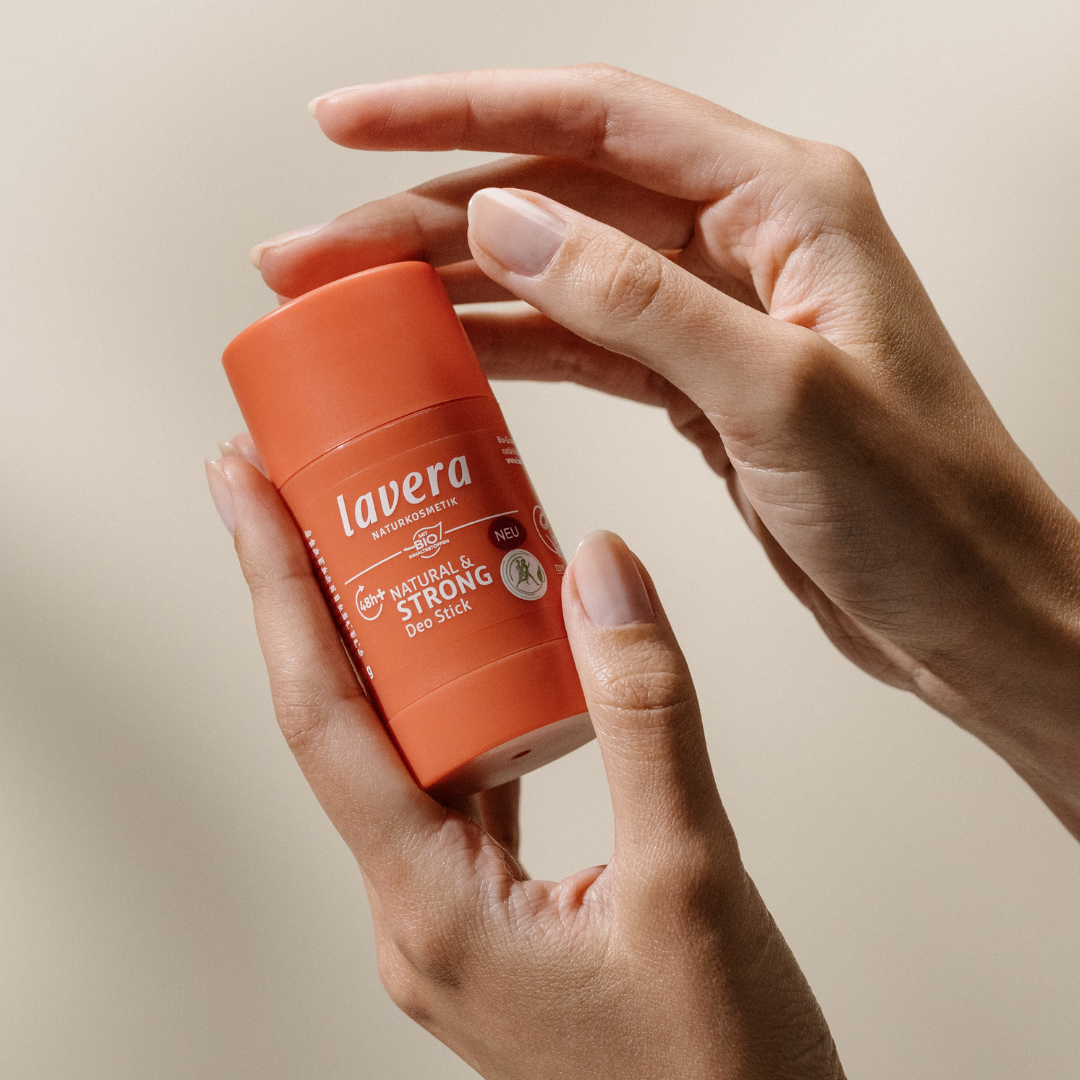 Lavera Deo Stick Natural & Strong -deodorantti auttaa ehkäisemään epämiellyttävien hajujen muodostumista luonnollisesti ja pitää kainalot raikkaan tuntuisina jopa 48 tuntia.