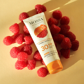 Koostumukseltaan kevyt, kosteuttava ja ravitseva Mossa 365 Days Defence Certified Natural Sunscreen -aurinkovoide tarjoaa laajan kirjon UVA/UVB suojan kasvojen iholle vuoden ympäri!