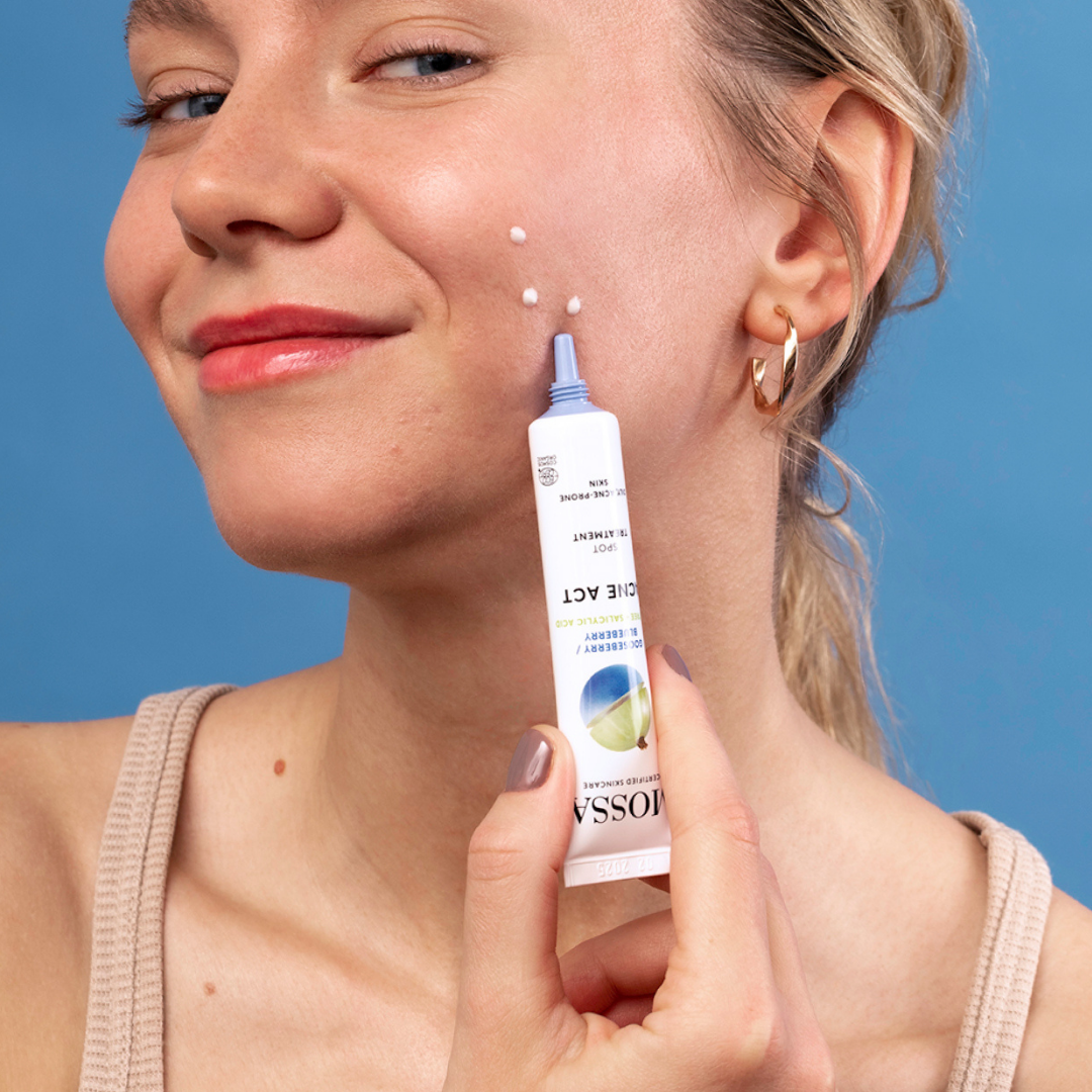 Nämä suoraan ongelmakohtaan käytettävät, nopeasti toimivat Mossa Acne Act Spot Treatment -täsmätipat auttavat rauhoittamaan epäpuhtauksia ja vähentämään niiden näkyvyyttä.