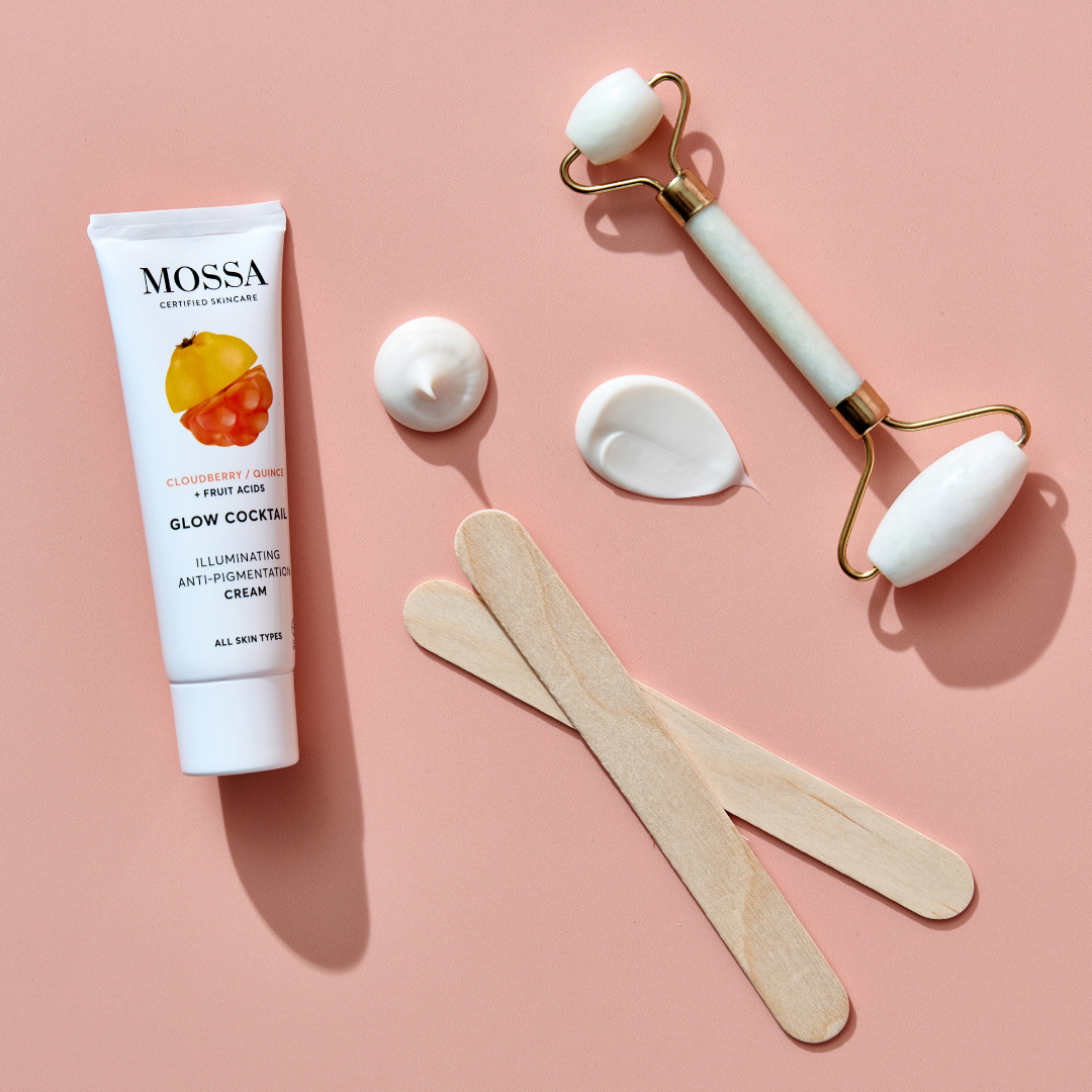 Kosteuttava ja kirkastava Mossa Glow Cocktail Illuminating Cream -kasvovoide elvyttää tehokkaasti sameaa ja väsynyttä ihoa palauttaen sille kauniin, nuorekkaan hehkun.