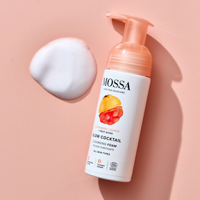 Hellävarainen Mossa Glow Cocktail Cleansing Foam -puhdistusvaahto poistaa iholta tehokkaasti päivän aikana kertyneet epäpuhtaudet, meikin ja ylimääräisen talin jättäen ihon kauniin hehkuvaksi.