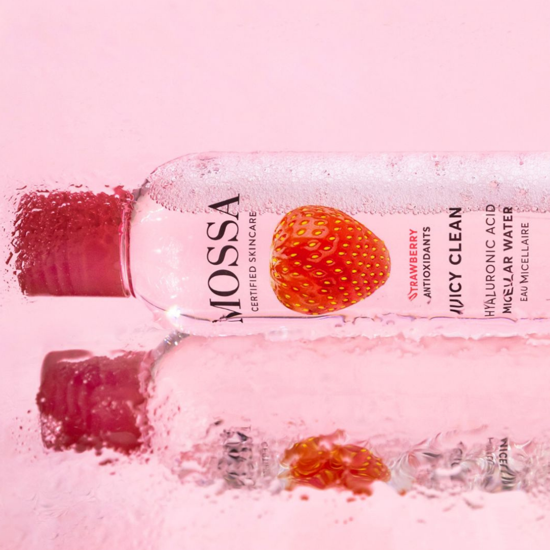 Mossa Juicy Clean Hyaluronic Acid Micellar Water -misellivesi poistaa iholta päivän aikana kertyneet epäpuhtaudet, meikin ja aurinkovoiteen samalla kosteuttaen ja tasapainottaen ihoa.