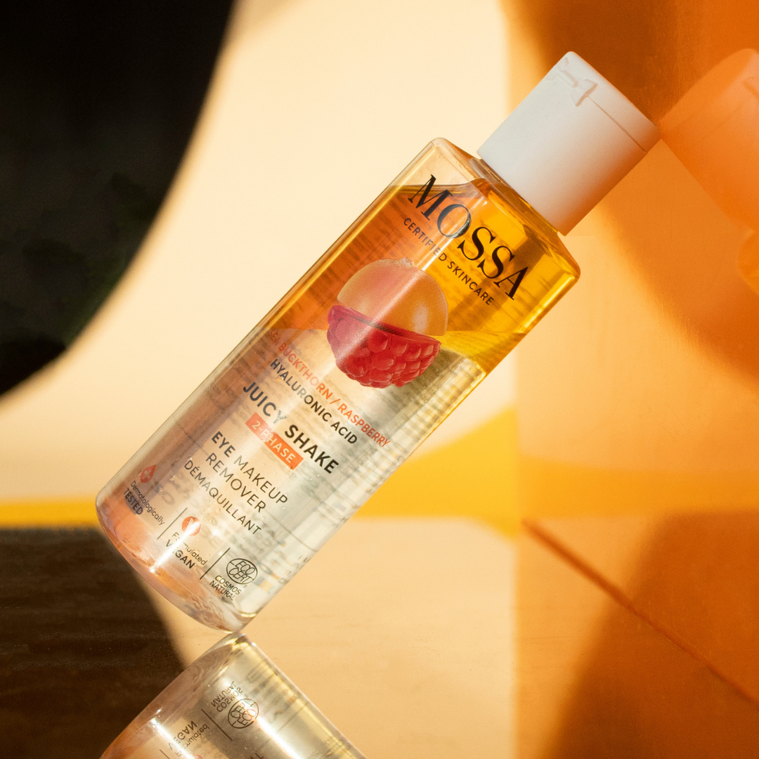 Mossa Juicy Shake Eye Makeup Remover -silmämeikinpuhdistusaine poistaa hellävaraisesti ja tehokkaasti myös voimakkaan silmämeikin vain muutamassa sekunnissa.