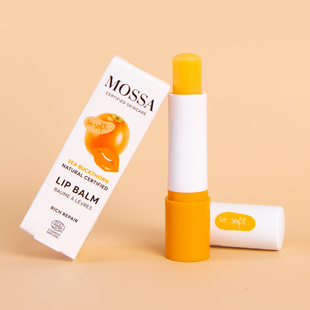 Mossa Rich Repair Sea Buckthorn Lip Balm -huulivoide tarjoaa tehokkaasti hoitavia ja kosteuttavia ominaisuuksia kuiville ja karheille huulille tehden niistä pehmeät, sileät ja joustavat.