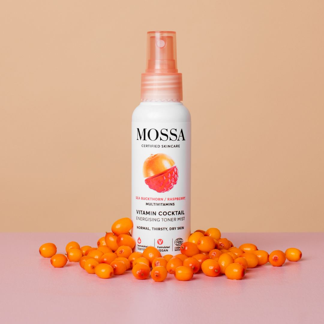 Saavuta heleän ja hyvinvoivan näköinen iho tällä kosteuttavalla, virkistävällä ja tasapainottavalla Mossa Vitamin Cocktail Energising Toner Mist - Kasvovesisuihkeella.