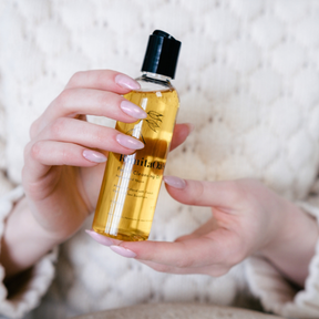 RimitaOats Facial Cleansing Oil on ravitseva ja hellävarainen, kevyesti vaahtoava kasvojen puhdistusöljy, joka puhdistaa iholta tehokkaasti lian, epäpuhtaudet, meikin ja aurinkovoiteen ilman kuivattavaa tunnetta.
