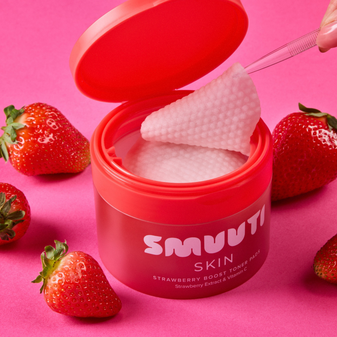 Nämä monipuoliset, heleyttävät Smuuti Skin Strawberry Boost Toner Pads -kasvovesilaput tarjoavat iholle kirkastavia, rauhoittavia ja kosteuttavia vaikutuksia sekä hellävaraista kuorintaa yhdellä käyttökerralla.