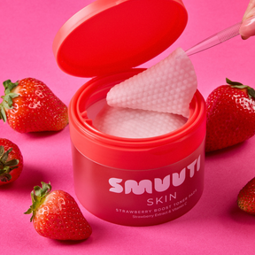 Nämä monipuoliset, heleyttävät Smuuti Skin Strawberry Boost Toner Pads -kasvovesilaput tarjoavat iholle kirkastavia, rauhoittavia ja kosteuttavia vaikutuksia sekä hellävaraista kuorintaa yhdellä käyttökerralla.