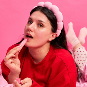 Smuuti Skin Strawberry Tinted Lip Serum -huuliseerumin läpikuultava mansikanpunainen sävy korostaa huulien omaa väriä kauniisti.