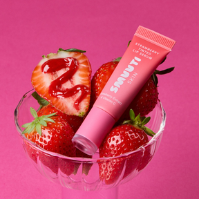 Tuo huulillesi tehokasta kosteutusta, antioksidanttista suojaa ja kaunista, kevyen punaista sävyä Smuuti Skin Strawberry Tinted Lip Serum -huuliseerumilla.