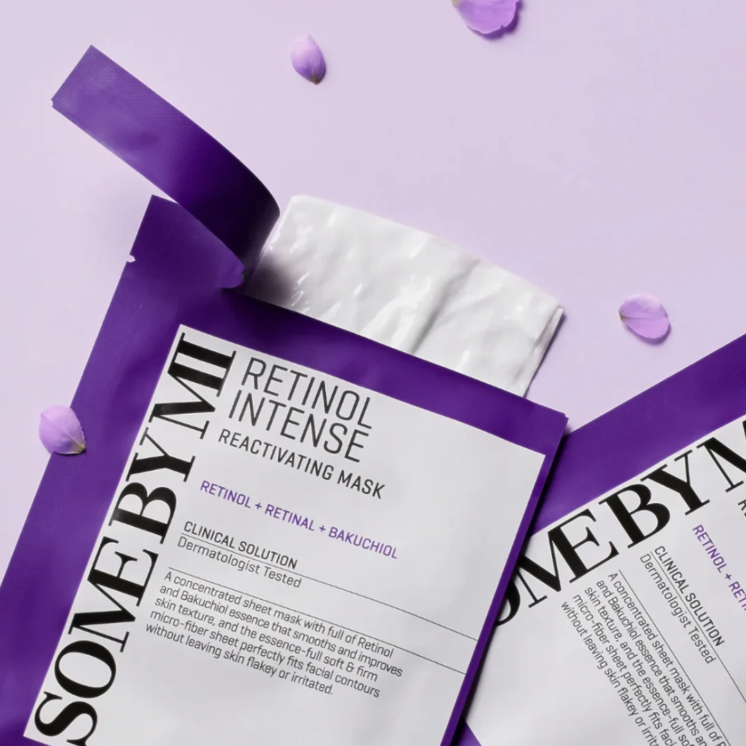 Some By Mi Retinol Intense Reactivating Mask on retinolia, retinalia ja bakuchiolia sisältävä uudistava kangasnaamio, joka auttaa tekemään ihosta sileämmän, tasaisemman ja heleämmän näköisen.